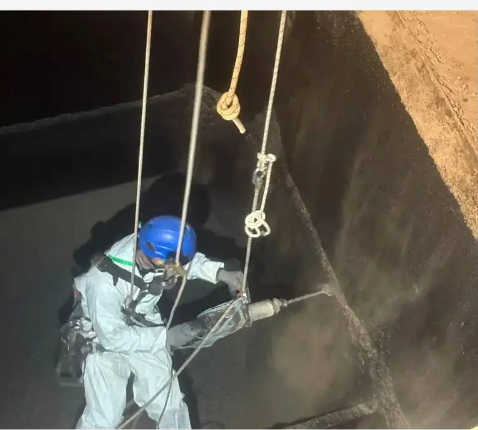 Cordiste en intervention dans un silo