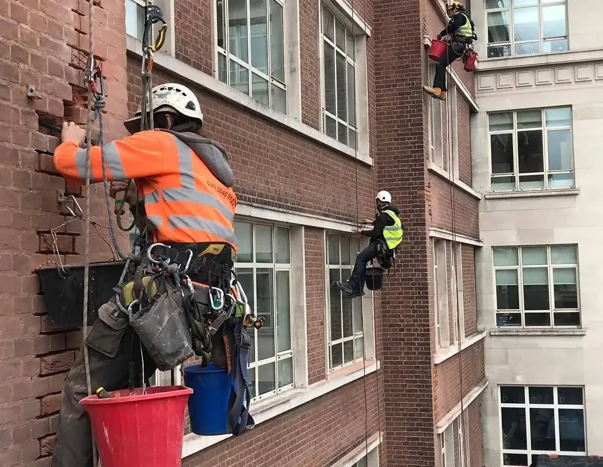 Purge de façades et dépose d’éléments instables